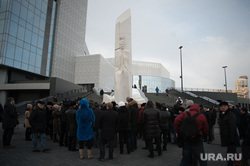 86 лет со дня рождения первого президента России Бориса Ельцина (ПЕРЕЗАЛИТО). Екатеринбург, памятник ельцину, ельцин центр, толпа