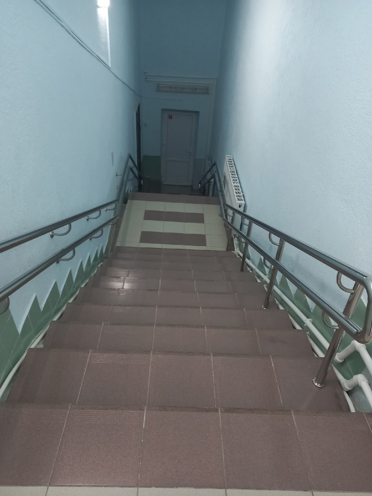 Лестница в бассейн в детском саду под номером 51 в Тобольске
