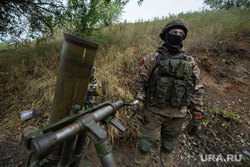 Миномётчики Народной милиции ДНР ведут огонь на Авдеевском направлении. ДНР, миномет, военный, наводчик