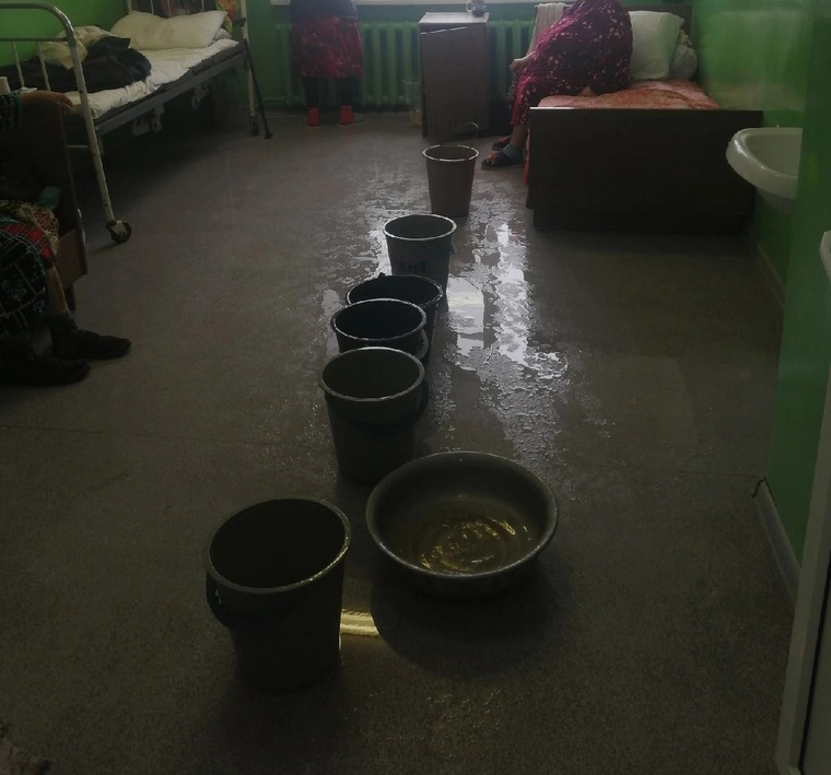 Пациентов Альменевской ЦРБ (Курганская область) затопило дождевой водой