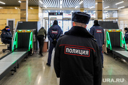 Дезинфекция и проверка масочного режима на железнодорожном вокзале. Челябинск, досмотр, полиция, жд вокзал челябинск