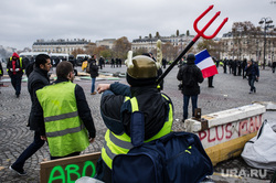 Акция протеста против повышения налога на бензин и дизельное топливо на Елисейских полях. Франция, Париж, париж, франция, протест, вилы