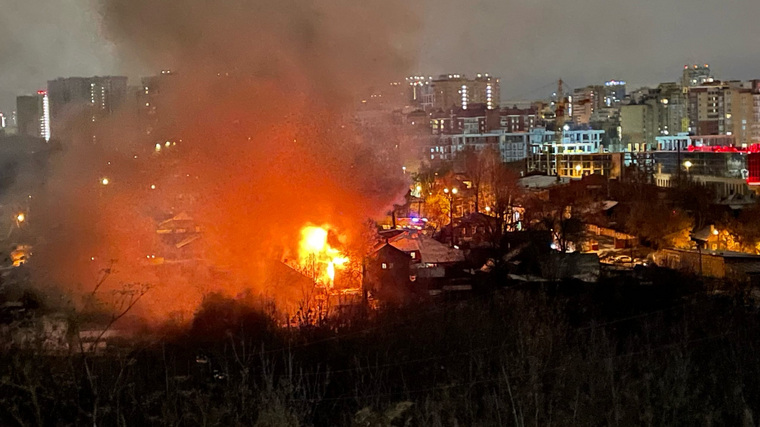 Жилой дом сгорел в частном секторе в центре Перми