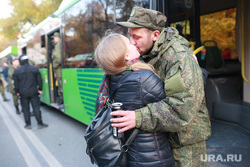 Отправка мобилизованных. Тюмень , объятия, прощание, поцелуй, мобилизация, мобилизованные, отправка мобилизованных, проводы мобилизованных, прощание с мобилизованными