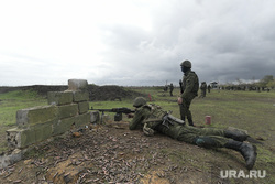 Мобилизованные резервисты на полигоне в Донецкой области. ДНР, армия, военные, солдаты, пулемет, оружие, стрельбище, пулеметчик, военные сборы, полигон, резервисты, мобилизованные, огневая подготовка