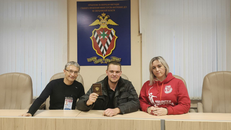 Марчин Миколаек (в центре) с военкором Андреем Гусельниковым и Екатериной Ипатовой