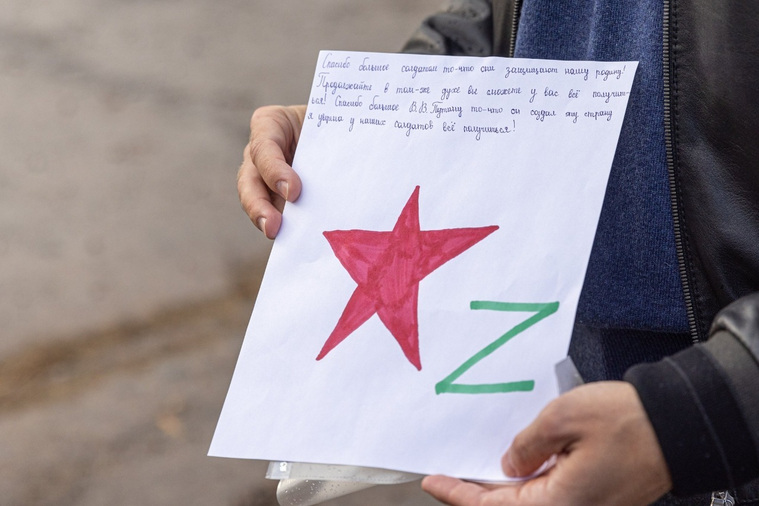 Вместе с гуманитарной помощью Алексей Вихарев передал военным письма, которые пишут для бойцов дети