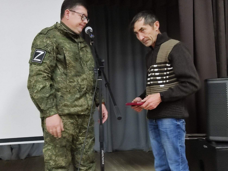 Орден отцу вручил военком Верхнеуральского и Нагайбакского районов Алексей Жиганов