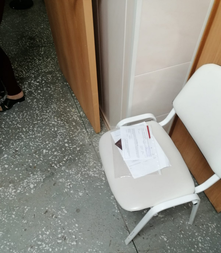 С баночкой для сбора анализов пациенты проходят в туалет, оставляя на стуле направления