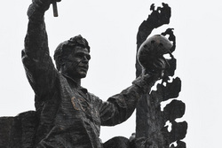 Скульптуру решили поместить возле «Екатеринбург Арены», где ковались победы советской хоккейной команды