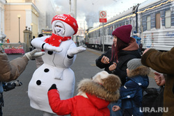 Прибытие поезда Деда Мороза. Екатеринбург, снеговик, новый год, ржд, поезд деда мороза, новогодние праздники