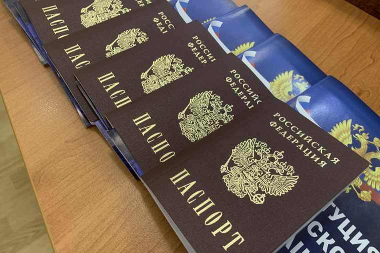 После присяги всем гражданам были вручены российские паспорта и экземпляры Конституции РФ