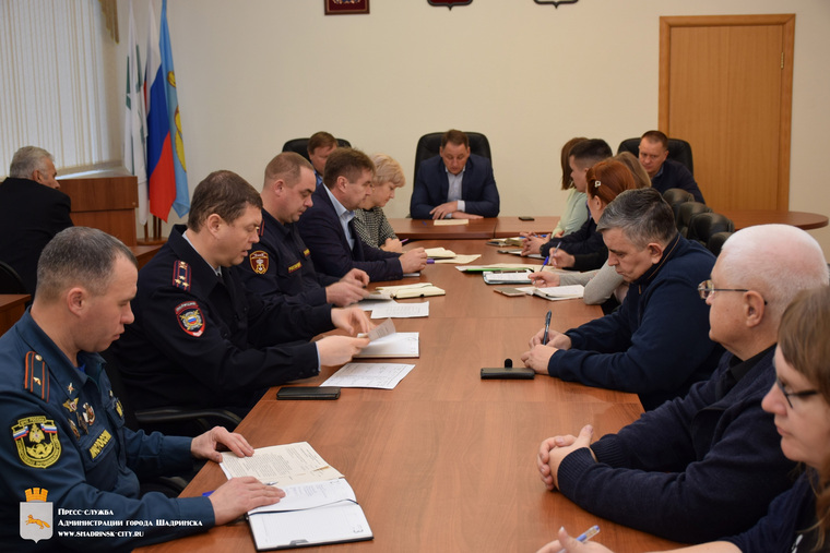 Мэр Шадринска Антон Мокан (в центре) проводит совещание в рамках учений по гражданской обороне