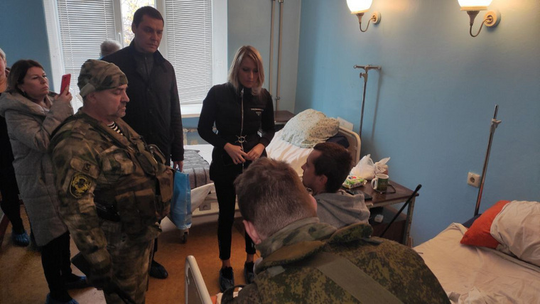 Вместе с Яной Лантратовой госпиталь посетил и командир батальона «Апостол» Юрий Гагарин (позывной «Ангел»), а также представители международной волонтерской группы «Москва-Донбасс»