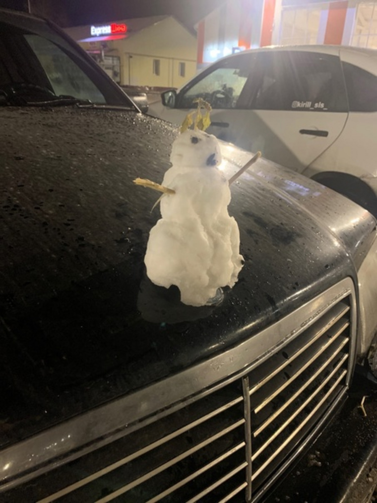 Пользователи соцсети оценили старания курганца, разместившего маленького снеговика на капоте машины