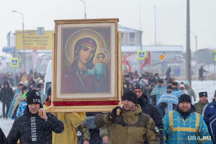 Крестный ход в честь Казанской иконы Божией матери и в поддержку российских военнослужащих. Магнитогорск