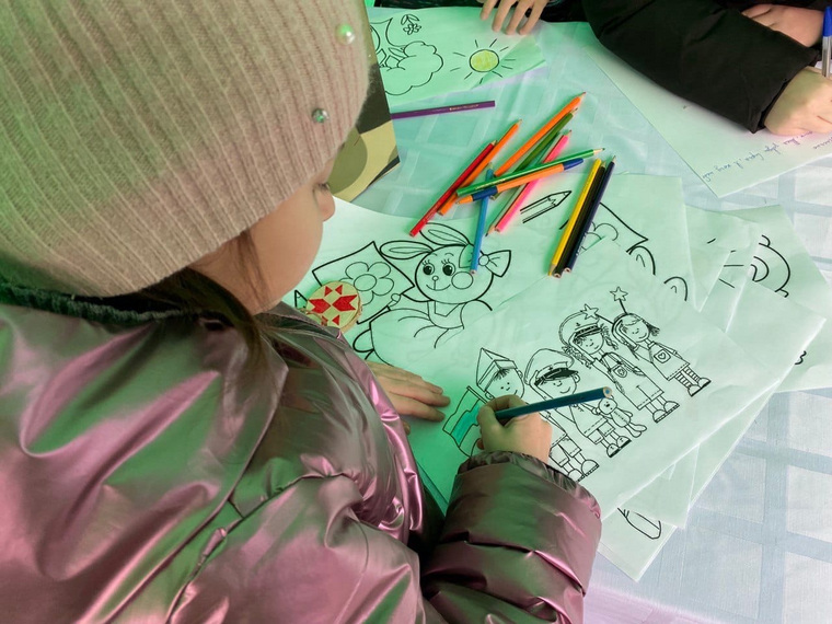 Дети нарисовали для бойцов рисунки