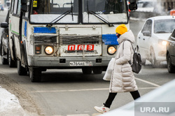 Городские зарисовки. Челябинск, снег, пешеходный переход, пешеход, зима, маршрутка, городской транспорт, автотранспорт, масочный режим