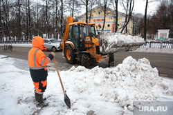 Уборка снега на улицах города. Пермь, уборка снега, трактор, уборка дорог