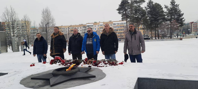Участники возложили цветы к Вечному огню в Ноябрьске