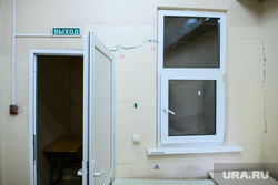 Центральная городская больница города Катав-Ивановск. Челябинская область, дверь, выход, трещины в стене, окно