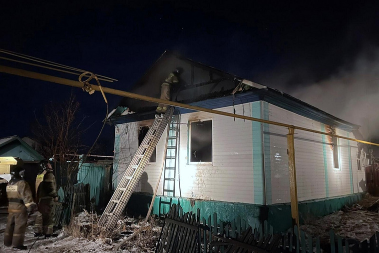 В сгоревшем доме обнаружили без признаков жизни двух мужчин и женщину