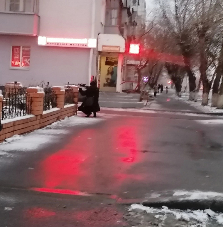 Курганцы заметили на улице мужчину с винтовкой