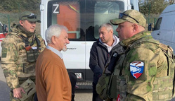 Денис Моисеев (слева) является одним из организаторов гуманитарной миссии под Херсоном