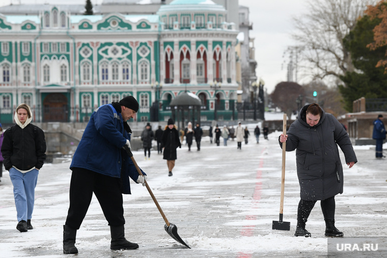 Алексей Орлов осматривает благоустройство в центре города. Екатеринбург