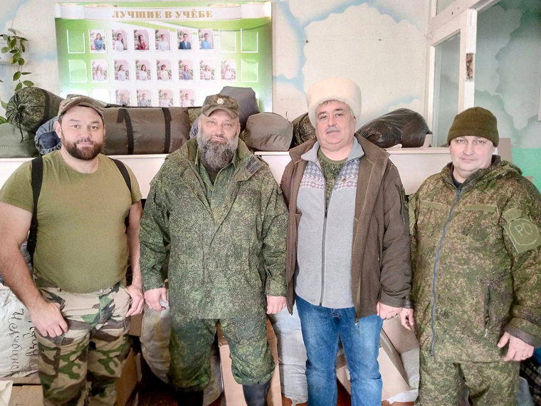 Владимир Бекишев (второй справа) посетил батальон «Апостол»