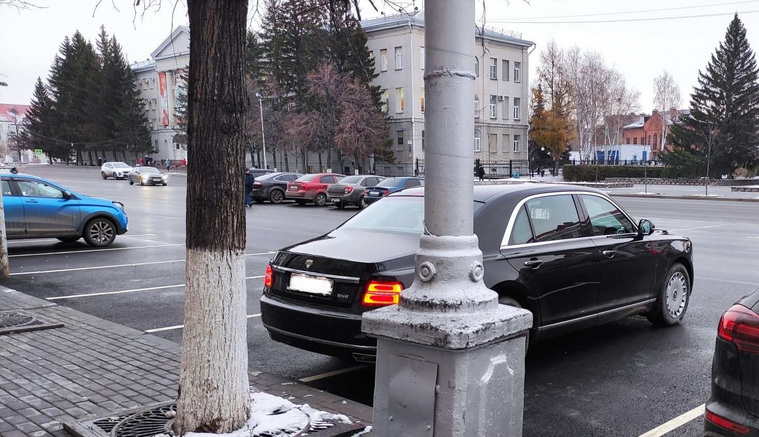 Российский автомобиль представительского класса Aurus Senat заметили недалеко от регионального правительства