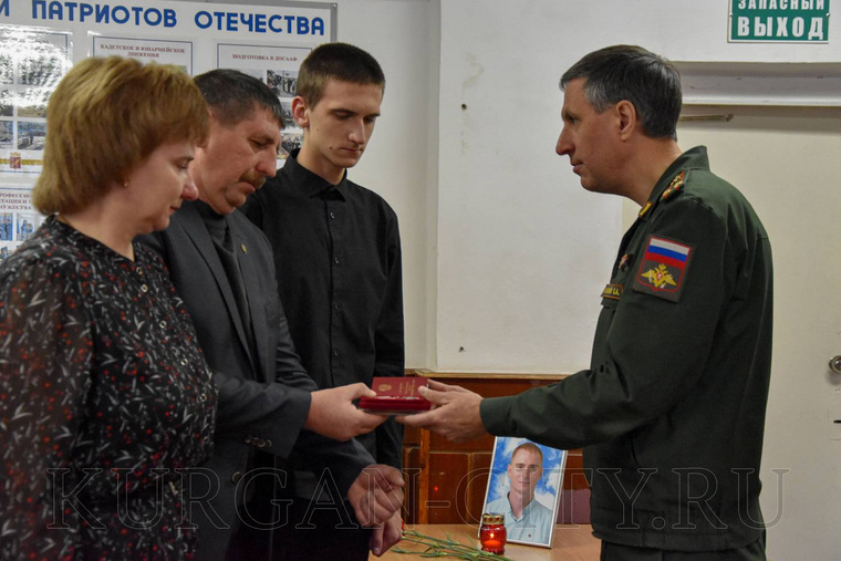 Военный комиссар города Кургана Сергей Васильев вручил семье погибшего посмертный орден Мужества