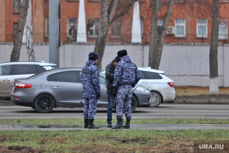 Перед приездом Медведева возле КМЗ дежурят силовики