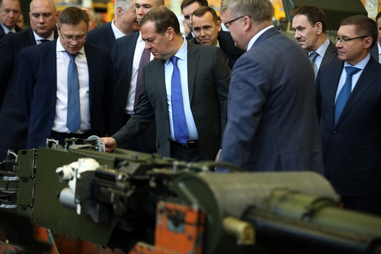 В ходе визита на КМЗ Дмитрий Медведев проверил, как идет конвейерная сборка боевых машин пехоты