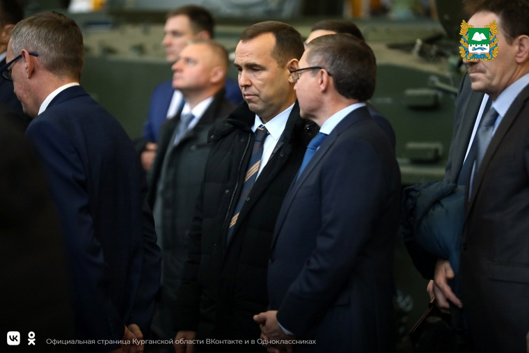 Губернатор Шумков (слева) вместе с делегацией посетил КМЗ 11 ноября