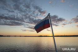 Виды с реки Кама на закате. Пермь, река кама, закат на каме, российский флаг на теплоходе