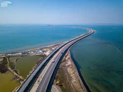 Власти сообщили о приостановке движения машин по Крымскому мосту