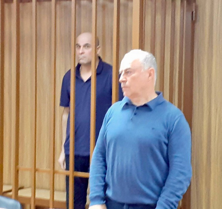 Сеймур Мехтиев в зале суда (сзади)