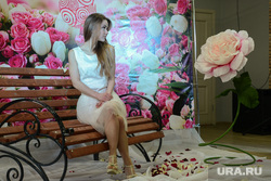 В Международный женский день работает бесплатная женская фотозона в Креативном молодёжном центре “Пушкин“. Челябинск, девушка, модель, фотосессия, фотостудия, цветы