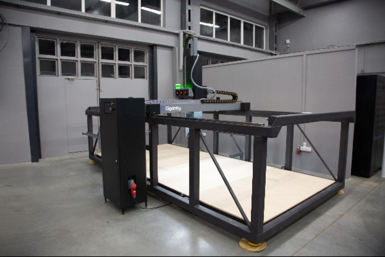 Новый принтер позволяет создавать крупногабаритные детали из полимерных материалов