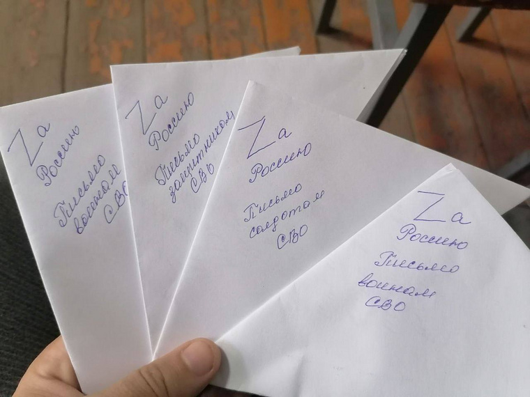 Бойцы из Челябинска распаковали посылки, получили письма от родных и были очень воодушевлены
