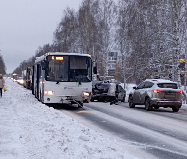 Очевидцы происшедшего опубликовали снимок аварии в соцсети