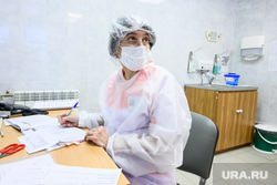 Прививка врачей российской вакциной Спутник V от новой коронавирусной инфекции. Екатеринбург, медсестра, лечение, кабинет врача, врач, медицинская сестра, больница, доктор