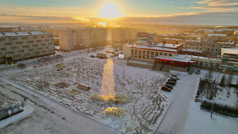 В Лабытнанги начали строить ледовый городок