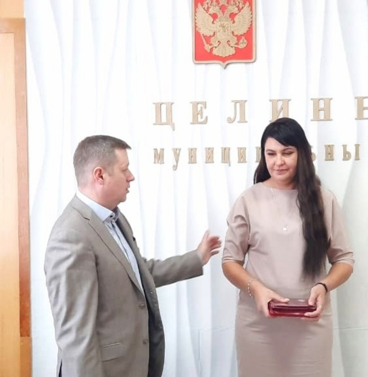 Глава округа Александр Сытов поблагодарил Оксану Жарову за воспитание сына