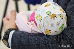Вручение семье Плаксиных свидетельства о рождении дочери. Екатеринбург, младенец, ребенок на руках