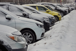 Снегопад. Курган, снег, парковка, сугроб, автомобильная парковка, непогода, машины в снегу, плохая погода, стоянка, зима, метель, климат, автомобильная стоянка