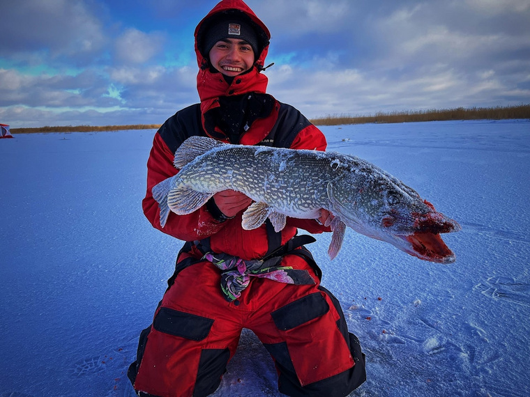 Курганский рыбак Тимофей Головин похвастался первым уловом в новом сезоне зимней рыбалки