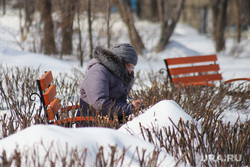 Город. Курган, снег, пенсионерка, зима, парк, женщина, бабушка