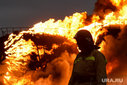 Пожар после обстрела нефтебазы в Шахтёрске. ДНР, пожар, тушение, огонь, пожарные, нефтебаза